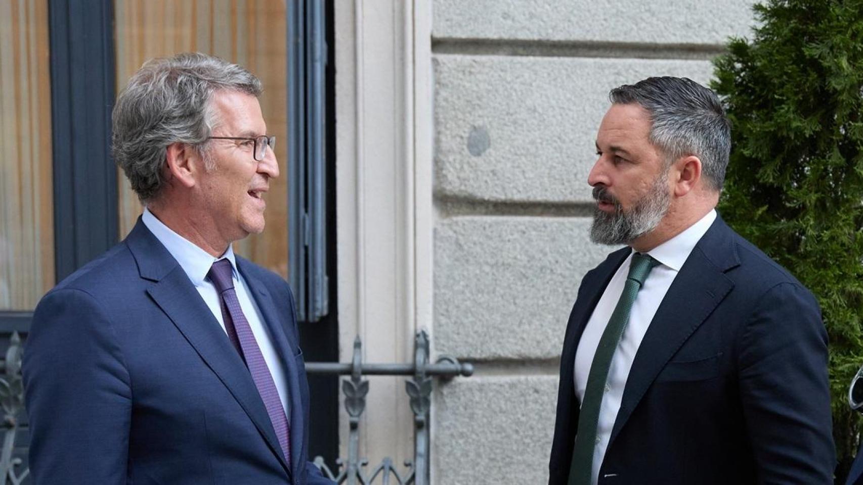 El presidente del PP, Alberto Núñez Feijóo (i) conversa con el presidente de Vox, Santiago Abascal (c), en una imagen de 2024.
