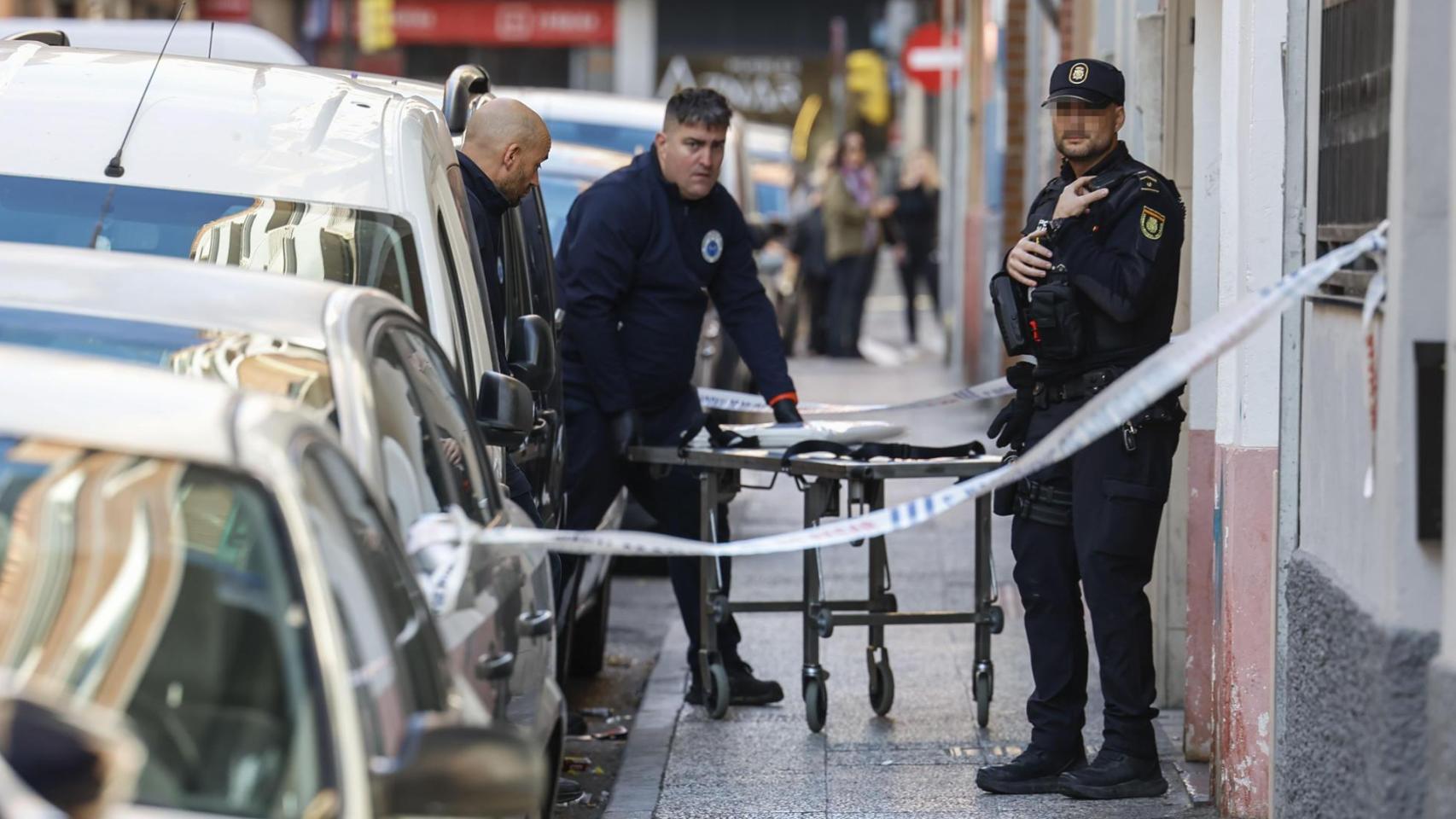 Precinto policial en el acceso a la vivienda donde se ha perpetrado el homicidio de una mujer de 49 años este martes en Zaragoza
