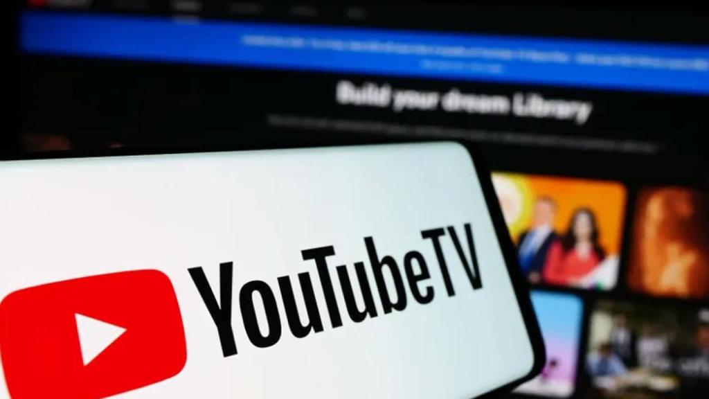 Imagen de YouTube TV delante de una pantalla.