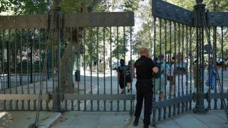 Imagen de una de las entradas del Parque de María Luisa.