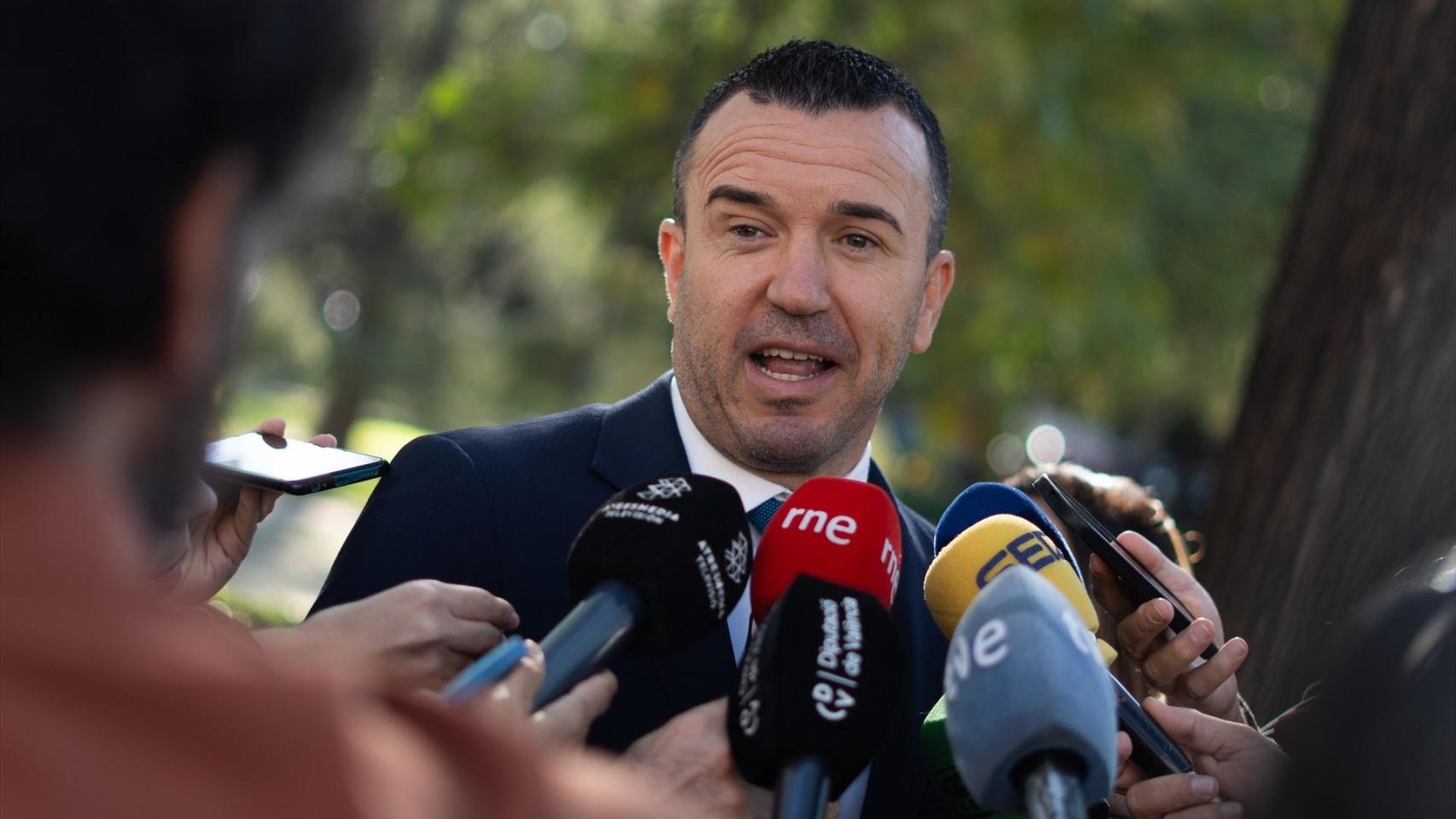 El presidente de la Diputación, Vicent Mompó, atiende a los periodistas. Europa Press/Jorge Gil