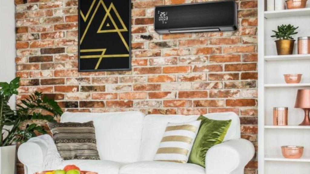 Se parece a un aire acondicionado, tiene diseño split y te ayudará a ahorrar en calefacción