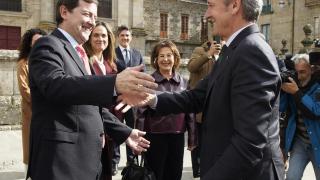 El presidente de la Junta de Castilla y León, Alfonso Fernández Mañueco y el presidente de la Xunta de Galicia, Alfonso Rueda, se saludan antes de participar en la II edición del Foro Ancares 'Los Retos del Noroeste', este martes en Lugo