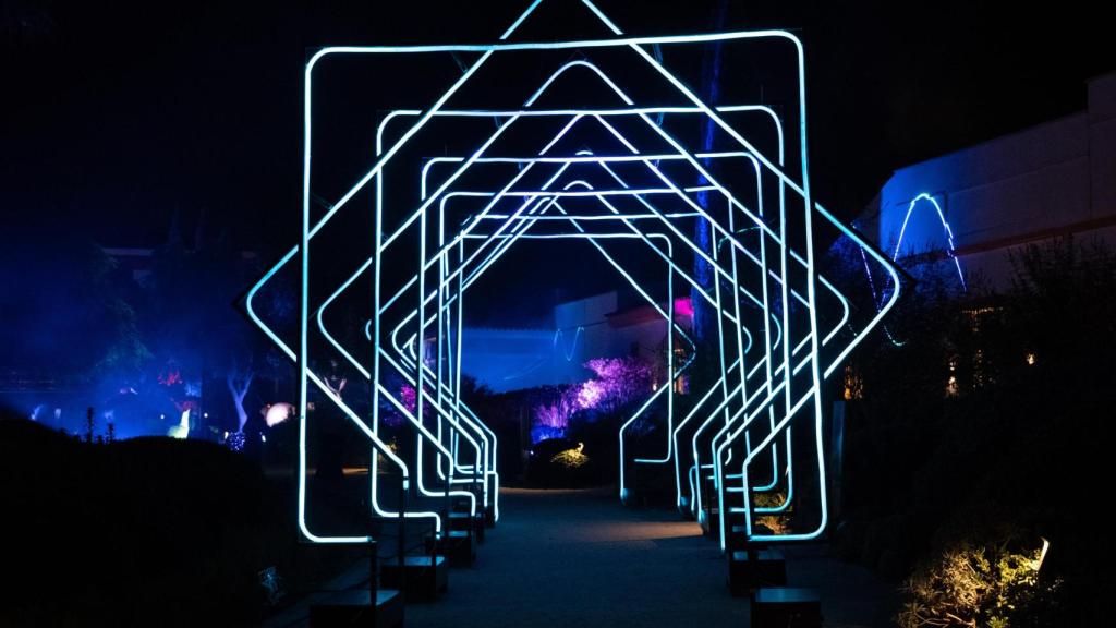 Una parte de los jardines de Plaza Mayor con Mediterraneum.