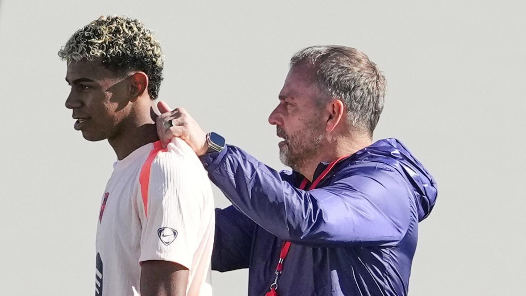 Hansi Flick y Lamine Yamal durante el entrenamiento de este martes del FC Barcelona