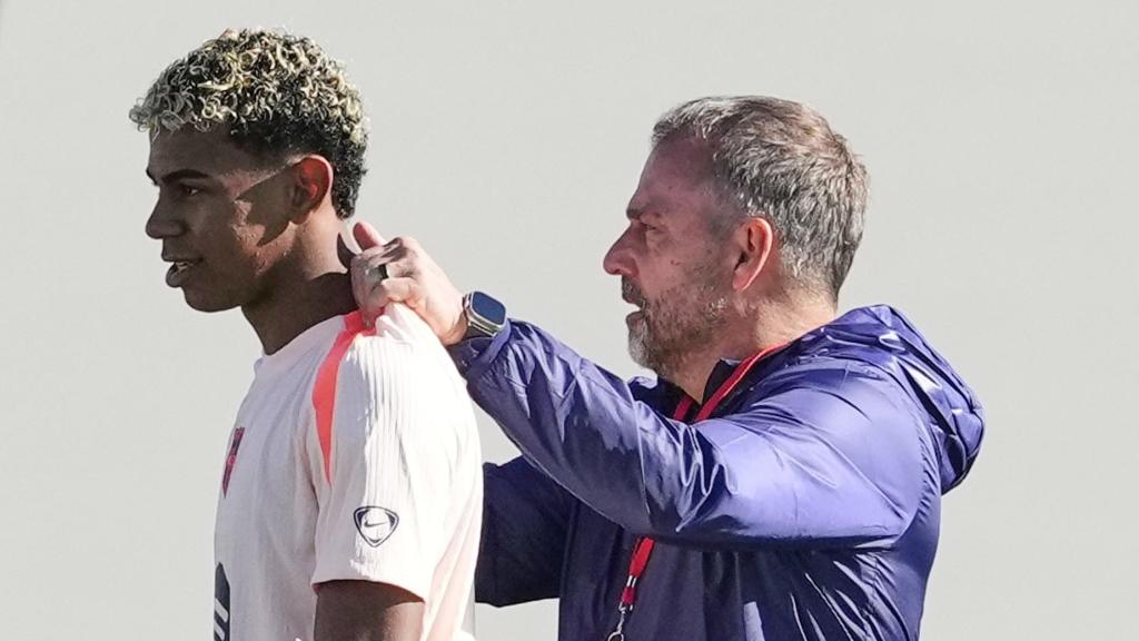 Hansi Flick y Lamine Yamal durante el entrenamiento de este martes del FC Barcelona