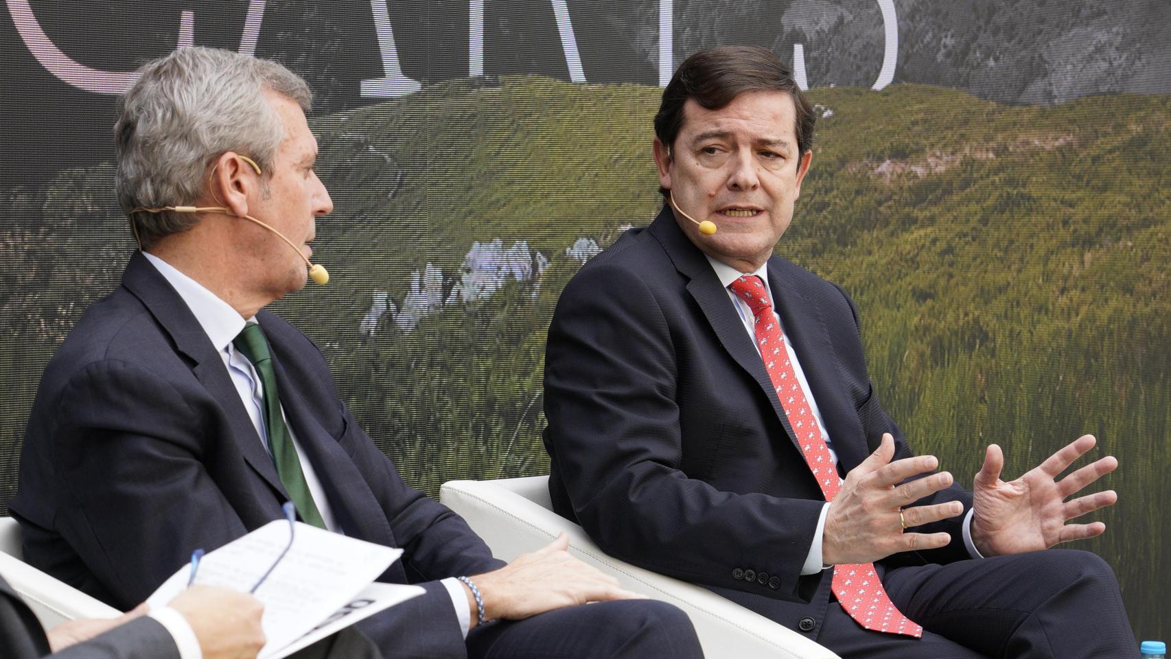 El presidente de la Junta de Castilla y León, Alfonso Fernández Mañueco y el presidente de la Xunta de Galicia, Alfonso Rueda, durante la II edición del Foro Ancares 'Los Retos del Noroeste', este martes en Lugo