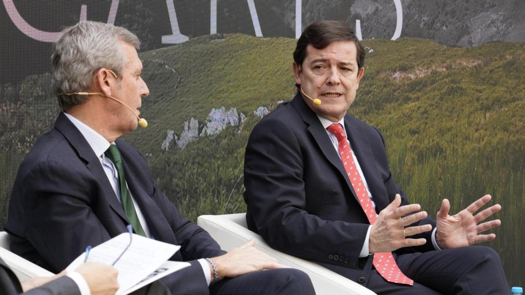 El presidente de la Junta de Castilla y León, Alfonso Fernández Mañueco y el presidente de la Xunta de Galicia, Alfonso Rueda, durante la II edición del Foro Ancares 'Los Retos del Noroeste', este martes en Lugo