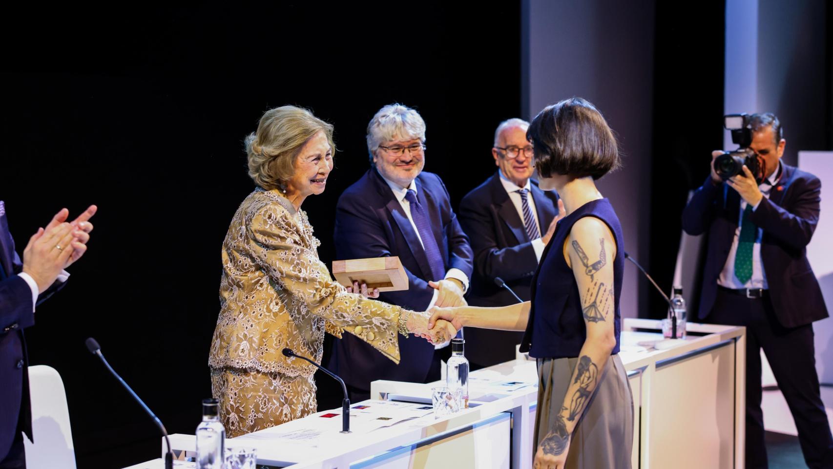 Amaya Suberviola, ganadora del Premio BMW de Pintura, recogiendo el premio.