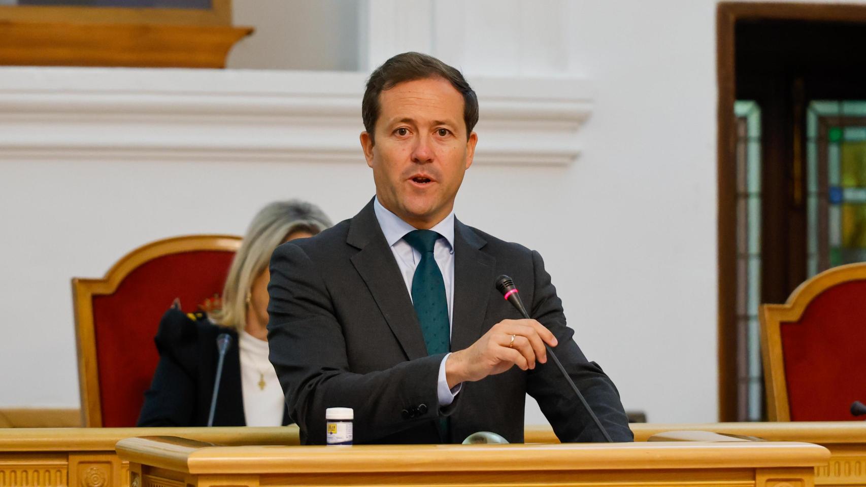 El alcalde de Toledo, Carlos Velázquez, este martes en el Salón de Plenos del Ayuntamiento de Toledo.