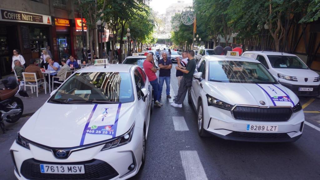 Protestas de los taxis de Alicante este martes.