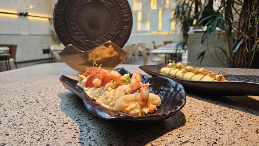 Ensaladilla rusa con gamas, canelón de calabacín y oblea de cheescake de Cantón 23.