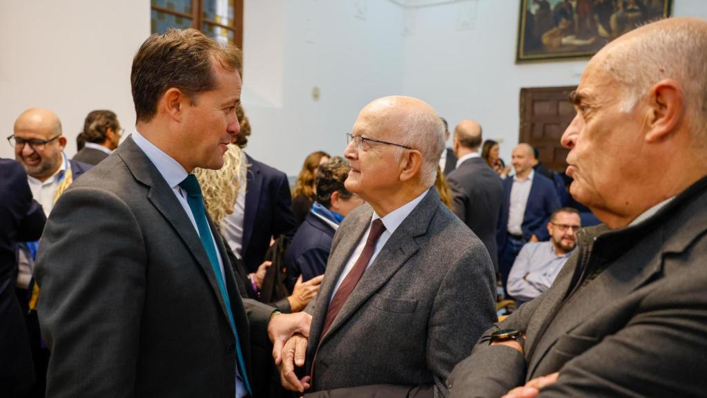 El alcalde conversa con Juan Ignacio de Mesa y Jesús Carrobles.