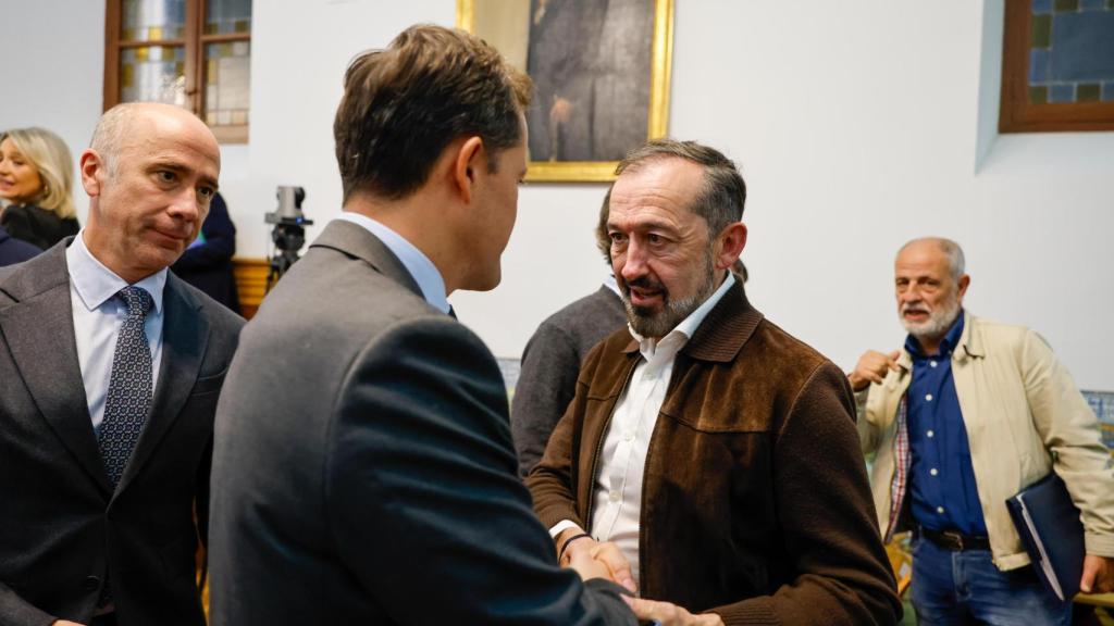 El gerente de la Empresa Municipal de la Vivienda saluda a Carlos Velázquez.