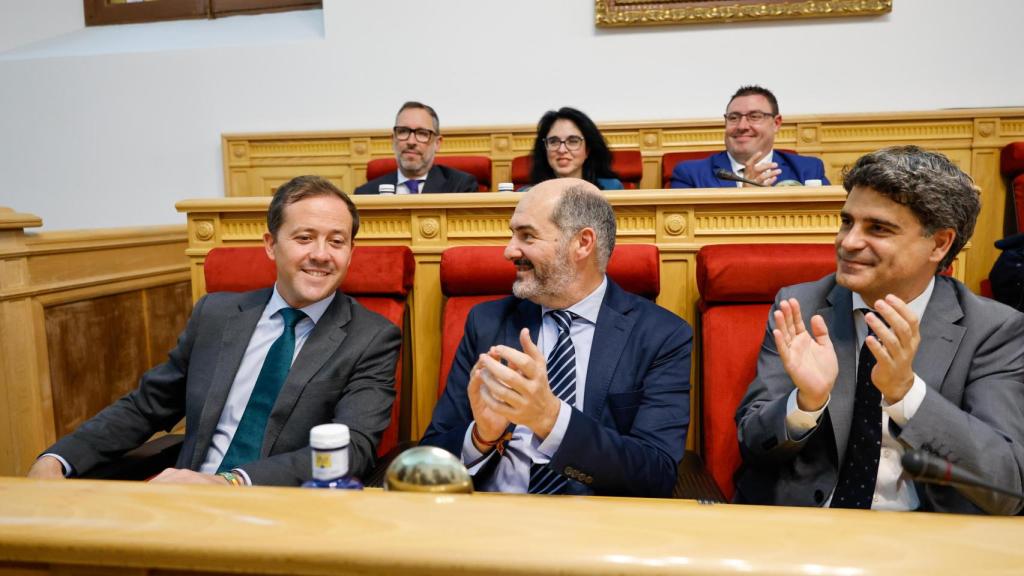 Carlos Velázquez ha acabado su actuación con los aplausos de los ediles de su bancada, en la imagen junto a Velasco y Alcalde Saugar.