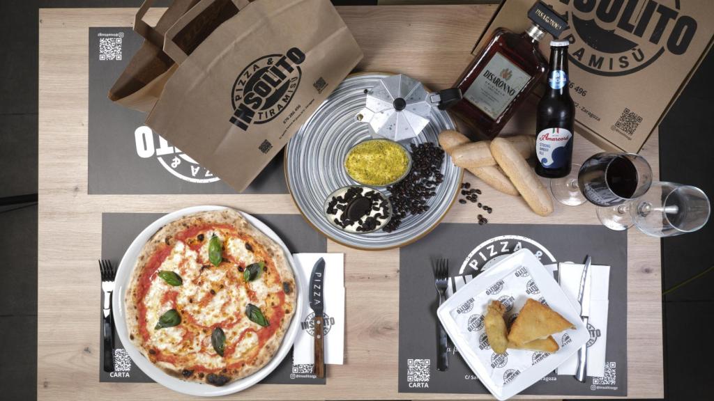 Insólito, local especializado en Pizza y Tiramisú.