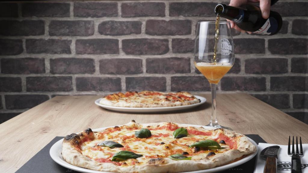 Pizza clásica de levadura madre casera.