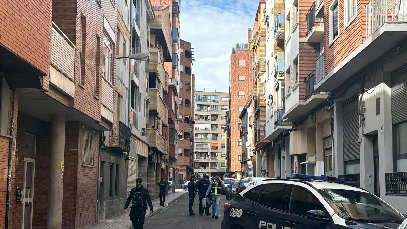 Agentes de la Policía Nacional trabajando en vivienda donde ha ocurrido el asesinato en Zaragoza