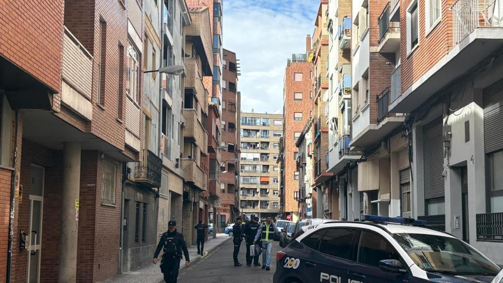 Agentes de la Policía Nacional trabajando en vivienda donde ha ocurrido el asesinato en Zaragoza