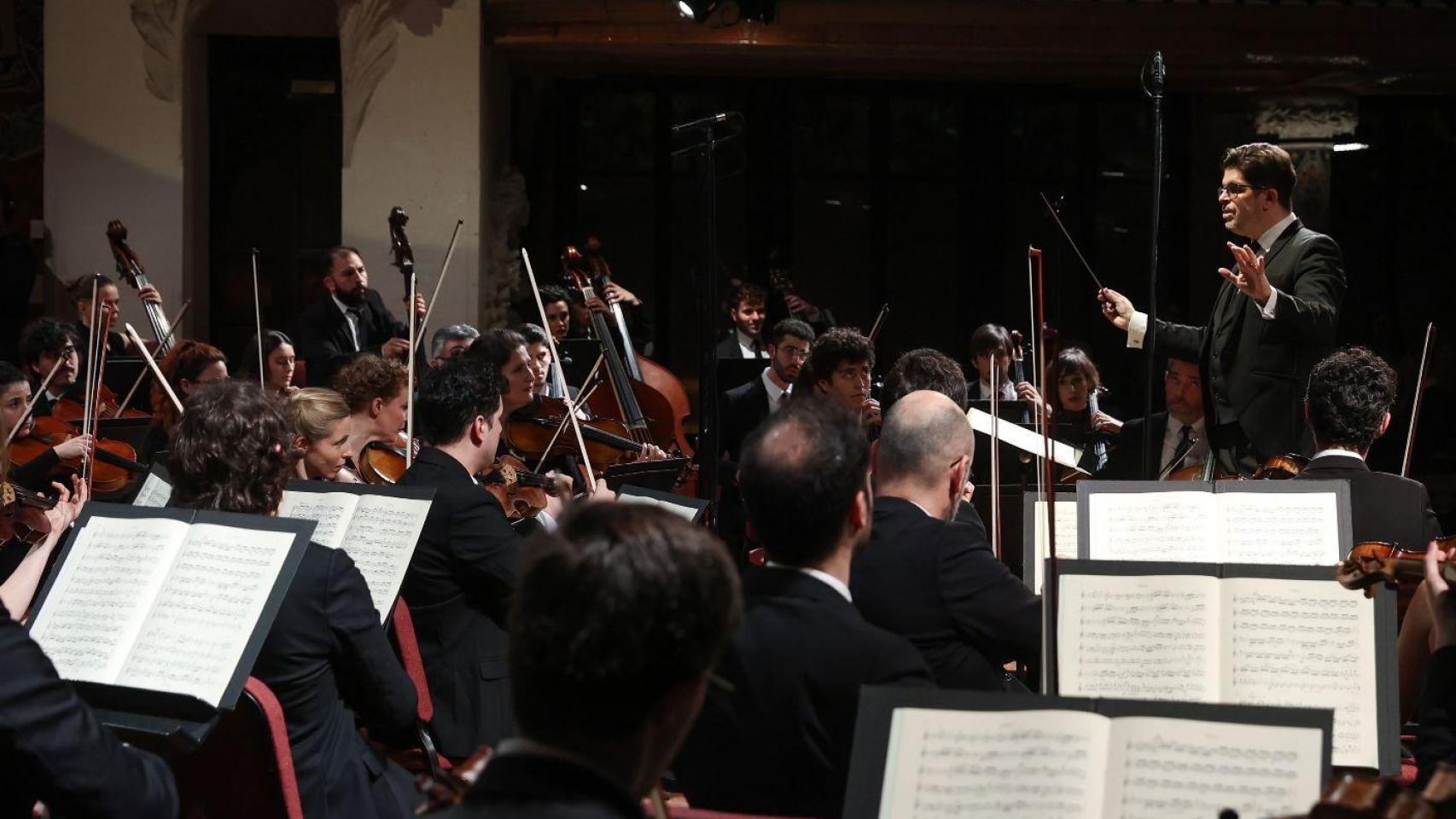 Tomás Grau al frente de la Franz Schubert Filharmonia en un concierto. Foto: Franz Schubert Filharmonia