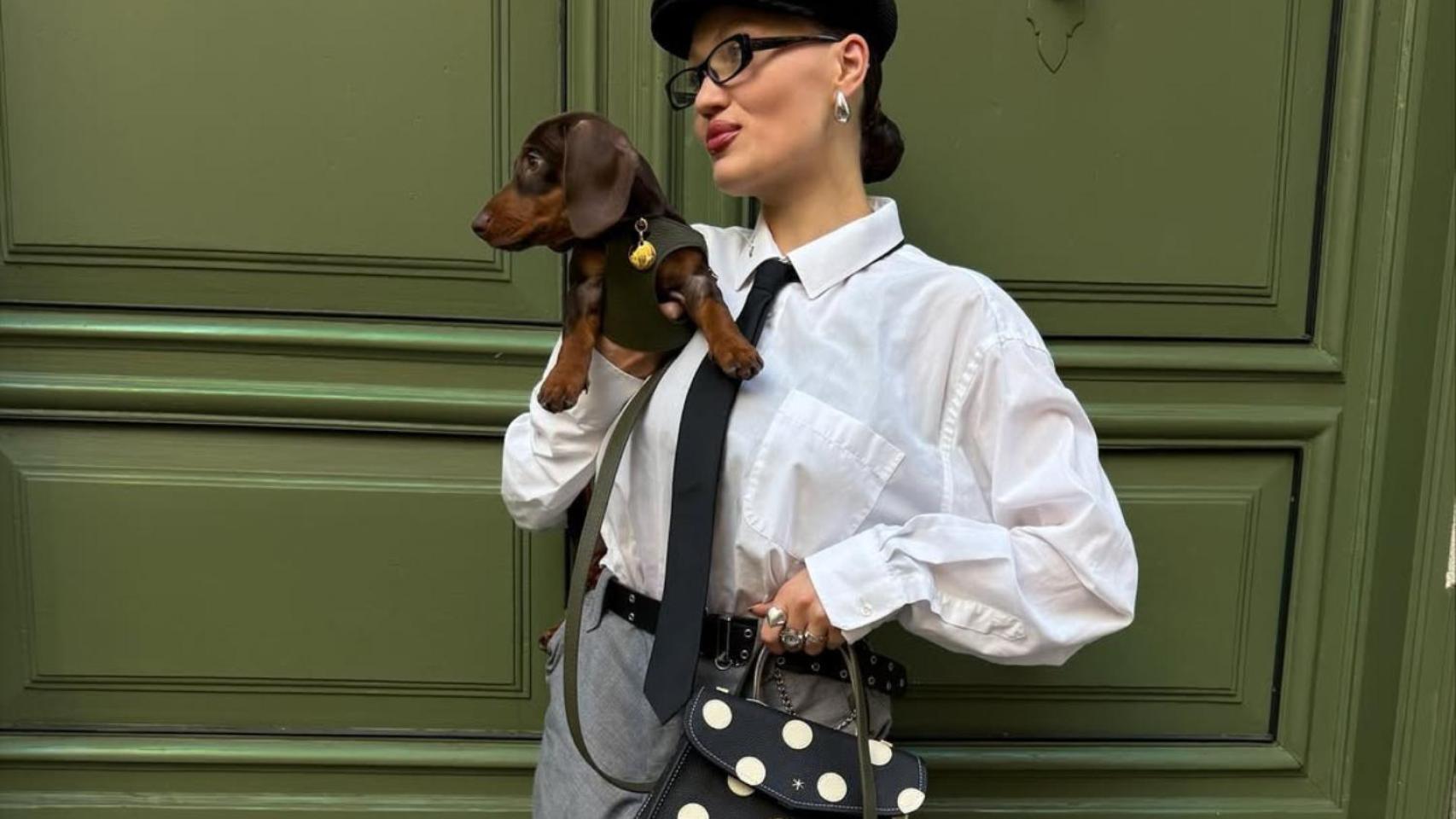 Una modelo con un perro vistiendo accesorios de Branni Pets.