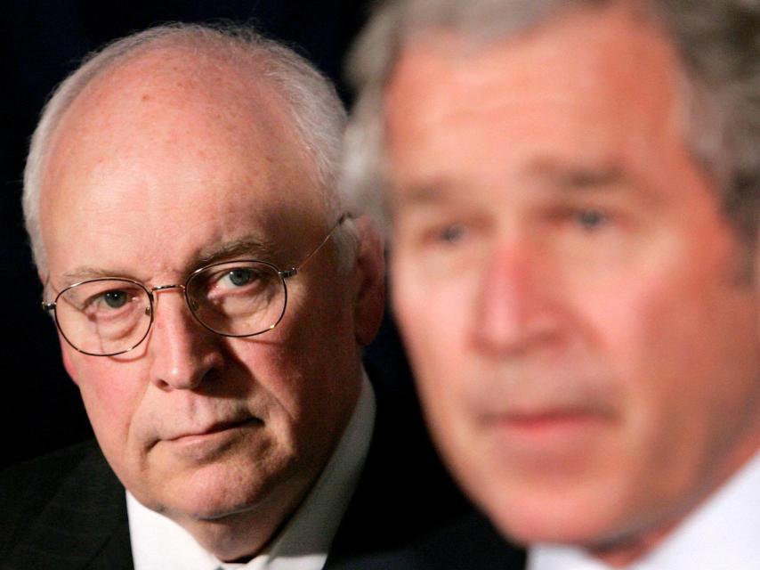 Dick Cheney supervisa una intervención del presidente Bush en Washington, en 2007.