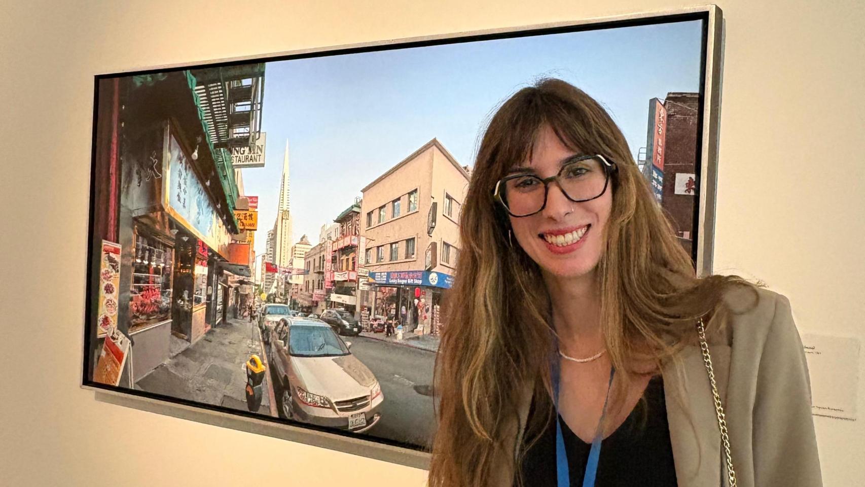 La redactora que escribe esta crónica, Mar León, junto a la obra hiperrealista 'Lucky Dragon' de Bertrand Meniel, que se muestra dentro de la ruta gastronómica del Museo Nacional Thyssen-Bornemisza.