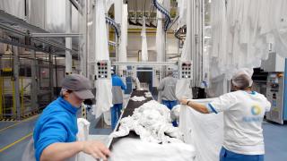 Trabajadores de una tintorería industrial.