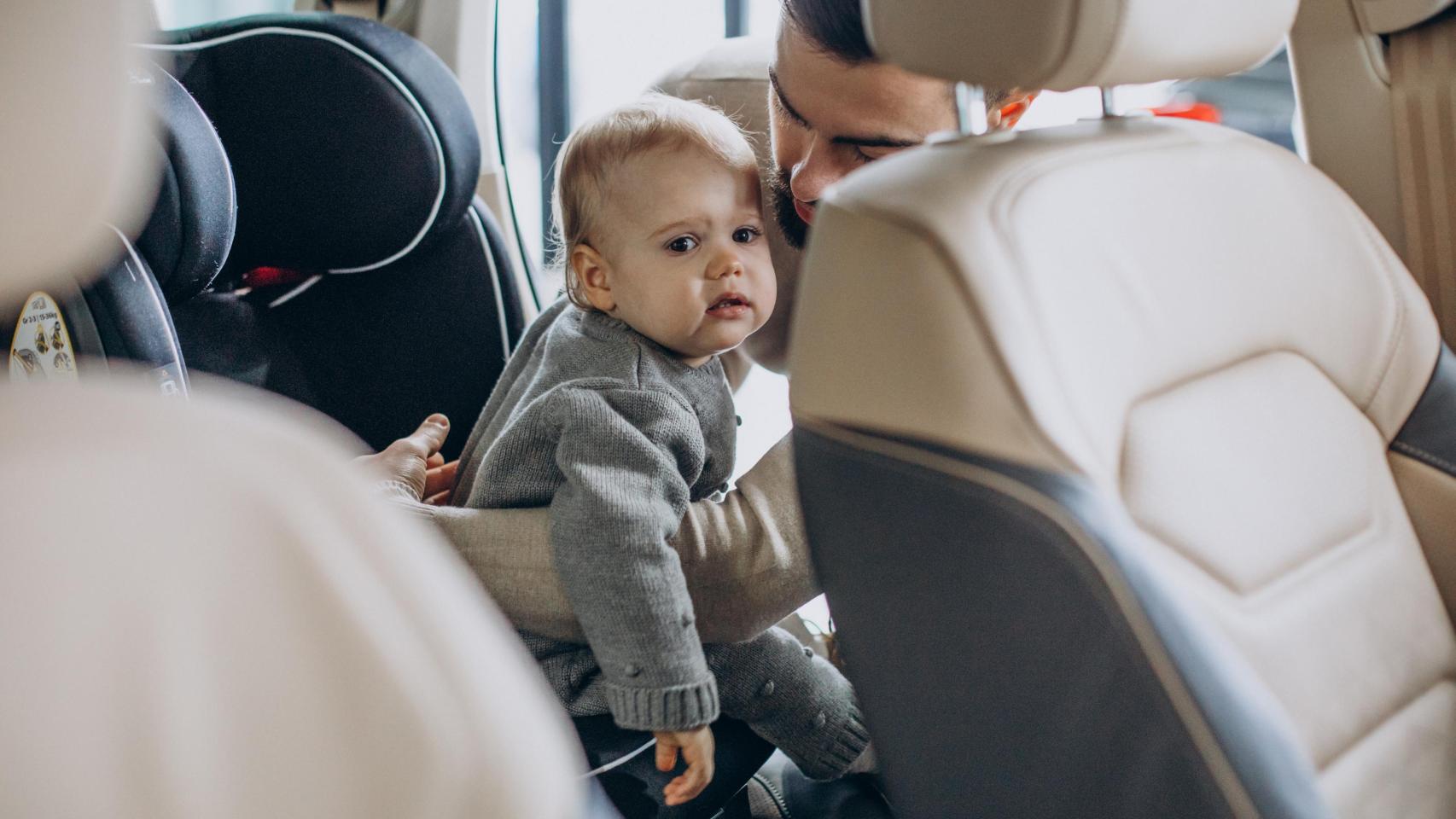 Un experto mecánico muestra cómo instalar bien una sillita de bebé en tu coche