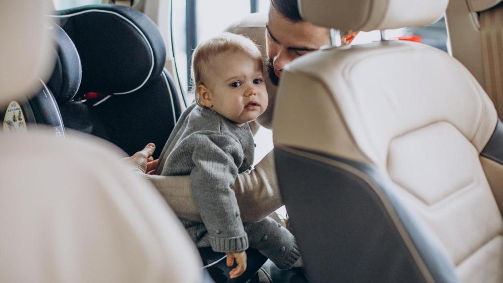 Un experto mecánico muestra cómo instalar bien una sillita de bebé en tu coche