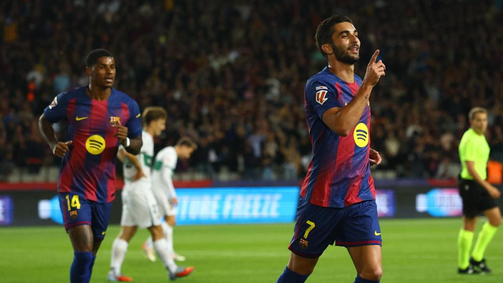 Ferran Torres celebra un gol contra el Elche.
