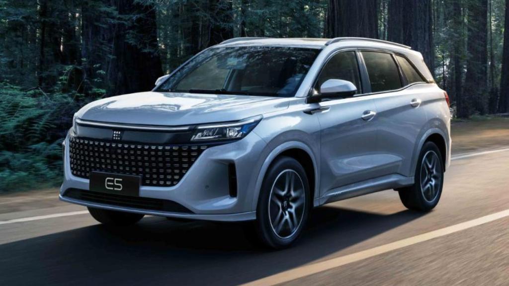 Su sistema de carga se completa en 4 horas y su motor de ciclo Atkinson mejoran el rendimiento y reducen el consumo.