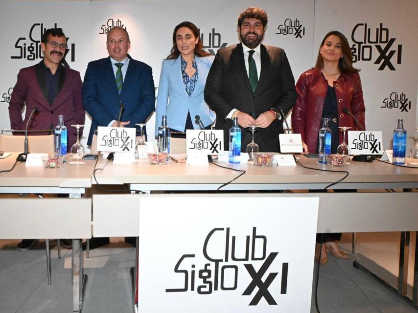 Los participantes en el almuerzo coloquio organizado por el Club Siglo XXI en Murcia.