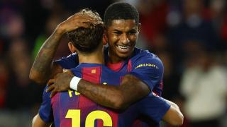 Rashford celebra con Fermín López el gol marcado ante el Elche en La Liga.