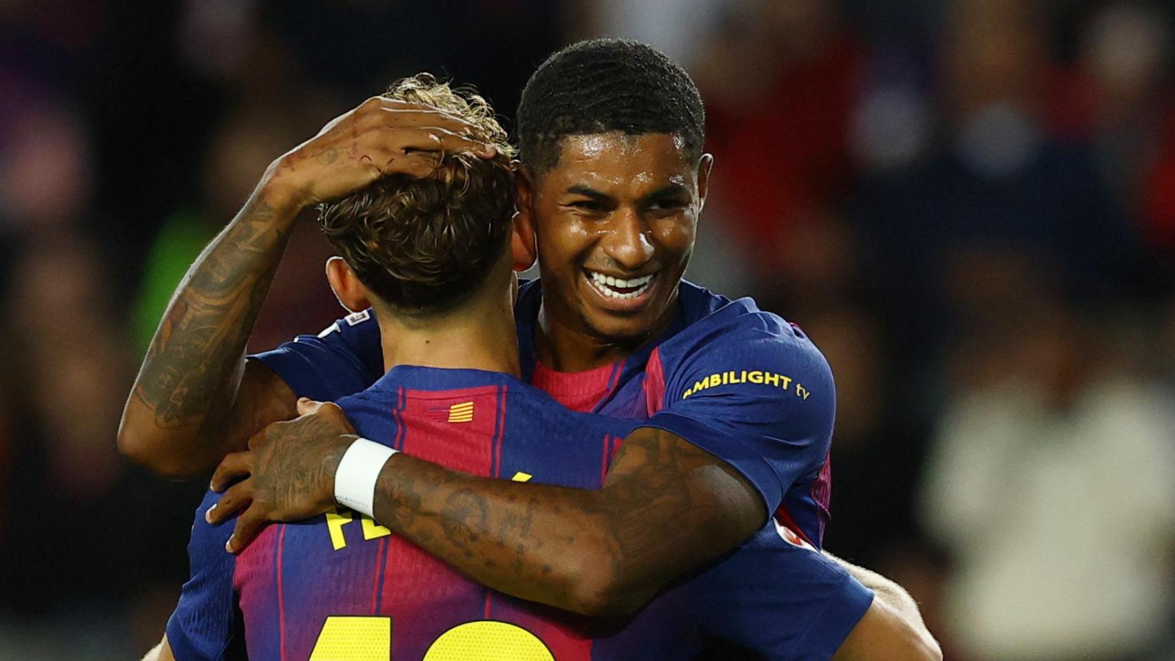 Rashford celebra con Fermín López el gol marcado ante el Elche en La Liga.