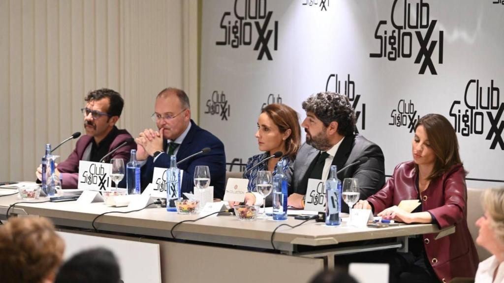 Alberto Prieto (1i), subdirector de política de El Español, y Ángela Vera (1d), periodista de laSexta Noticias, este martes, en Murcia.