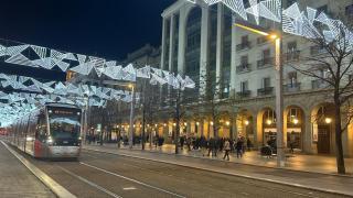 Las 'estrellas rotas' del paseo Independencia se sustituirán por un 'techo luminoso' con guirnaldas y estrellas colgantes.