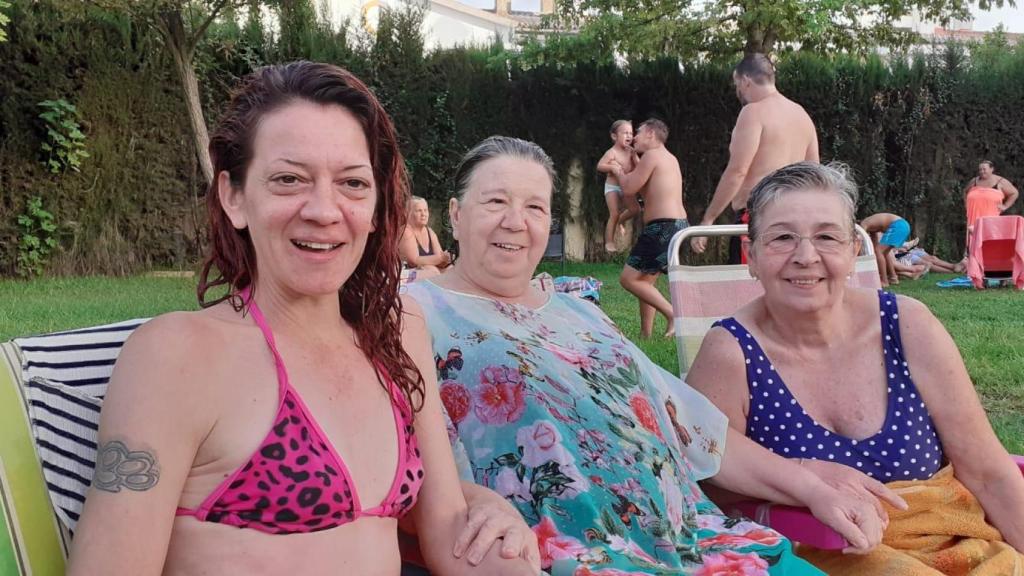 En primer término, Esther, con su madre Josefa (en el centro) y su tía Manoli, en verano de 2022.