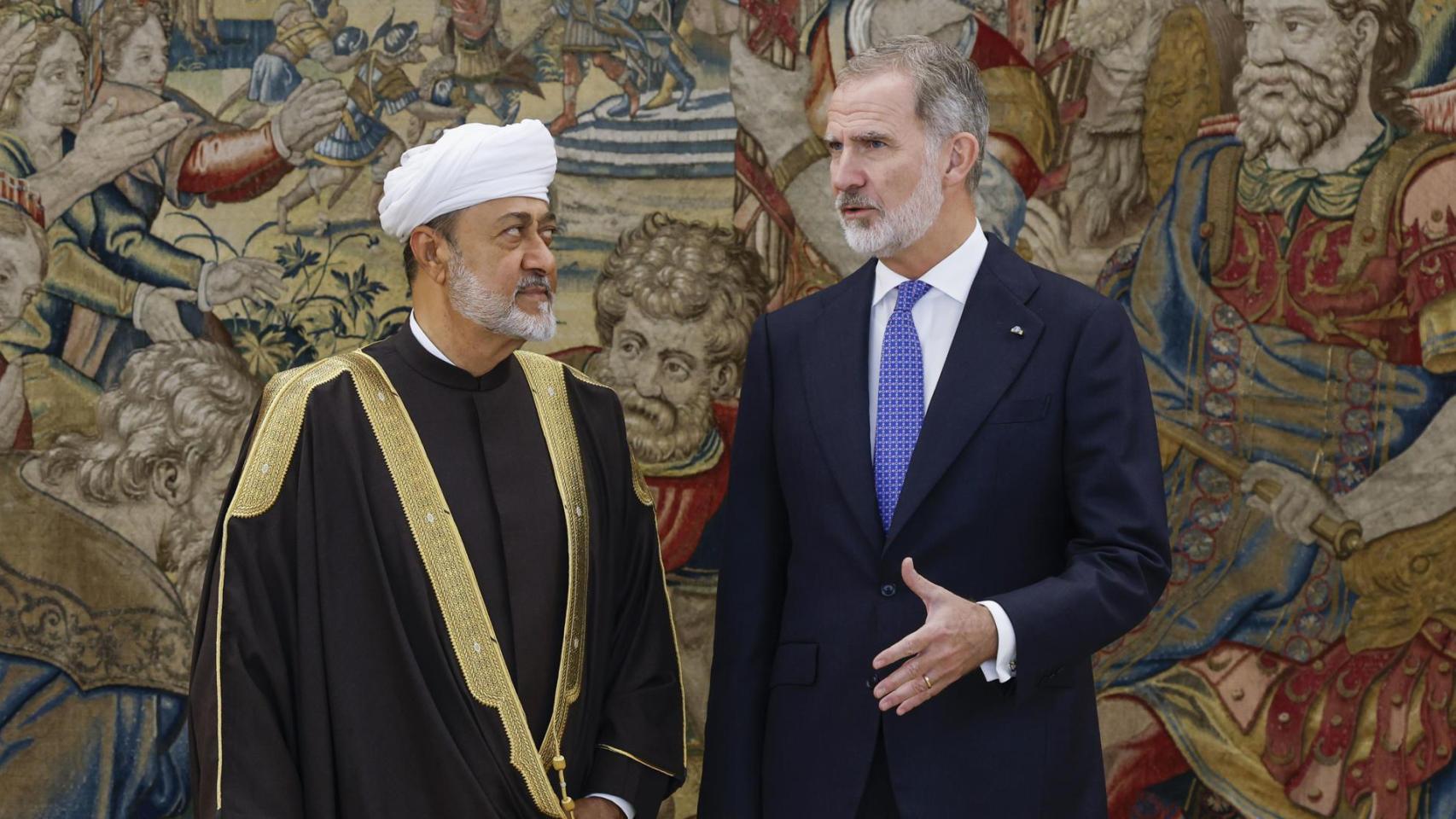 El rey Felipe VI recibe al sultán de Omán, Haitham bin Tariq Al Said durante una audiencia real en su primer viaje oficial de Estado a España, este martes en el Palacio de la Zarzuela.