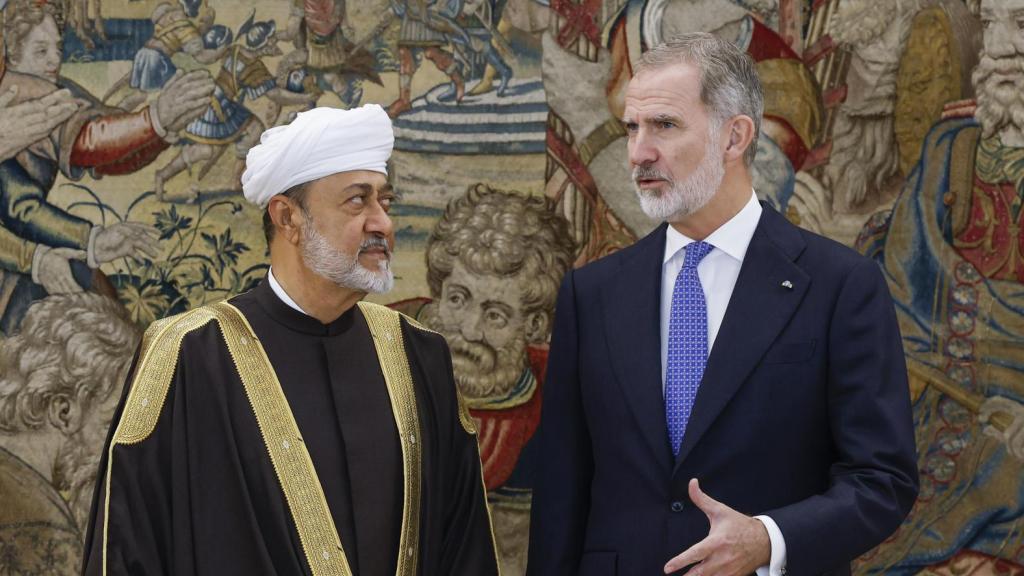 El rey Felipe VI recibe al sultán de Omán, Haitham bin Tariq Al Said durante una audiencia real en su primer viaje oficial de Estado a España, este martes en el Palacio de la Zarzuela.