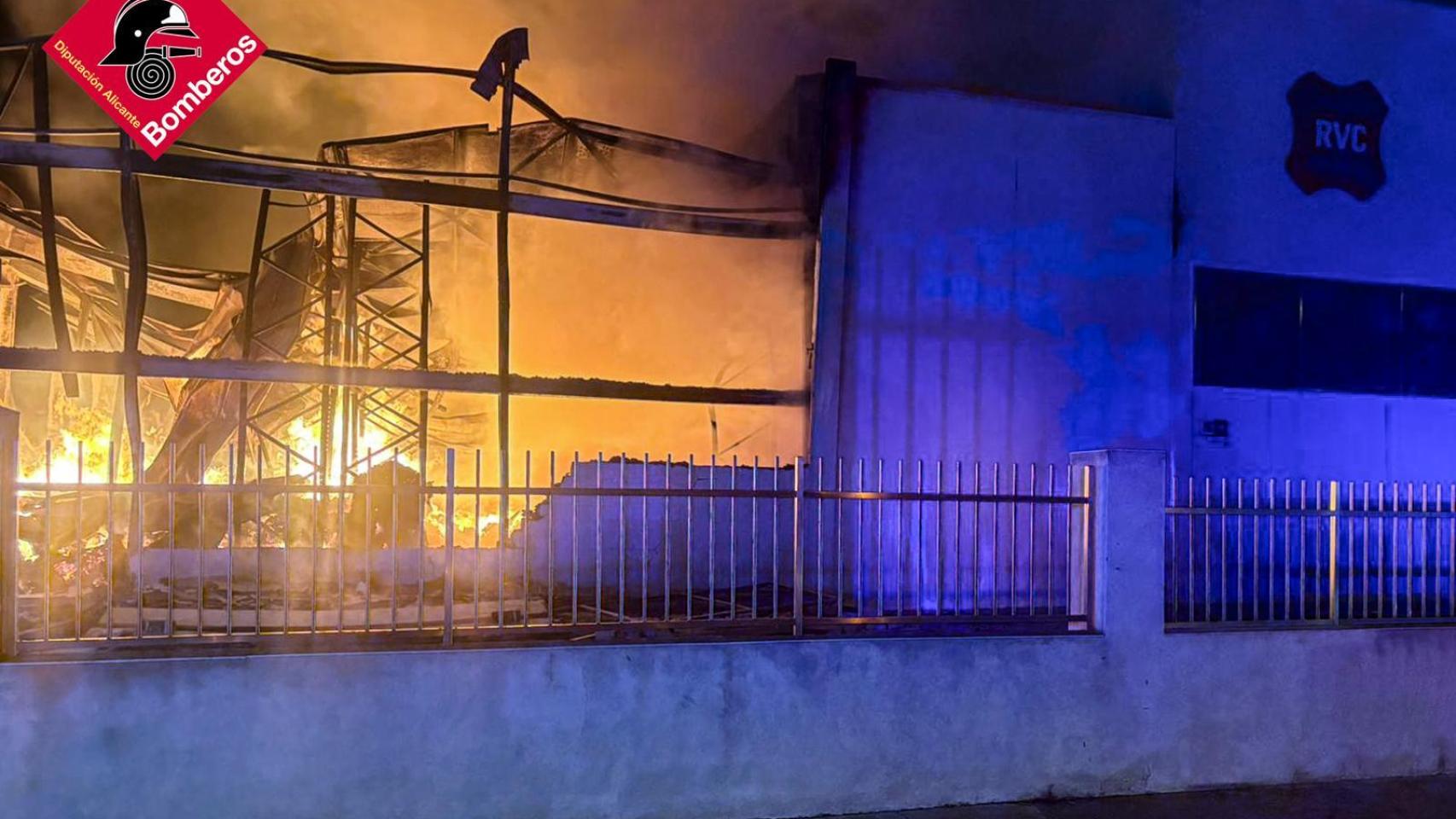 La nave afectada por las llamas.