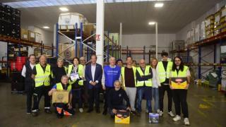 Voluntarios del Banco de Alimentos de Rias Altas, junto al presentador Xosé Ramón Gayoso, el padrino de esta iniciativa