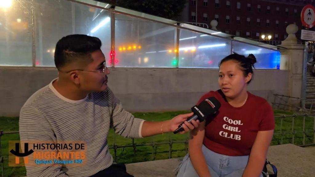 De izquierda a derecha: Quique Vasquez, creador de contenido, y Nancy Sulema, hondureña.