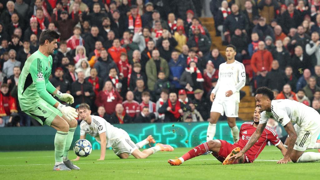 Courtois evita el gol de Gakpo.