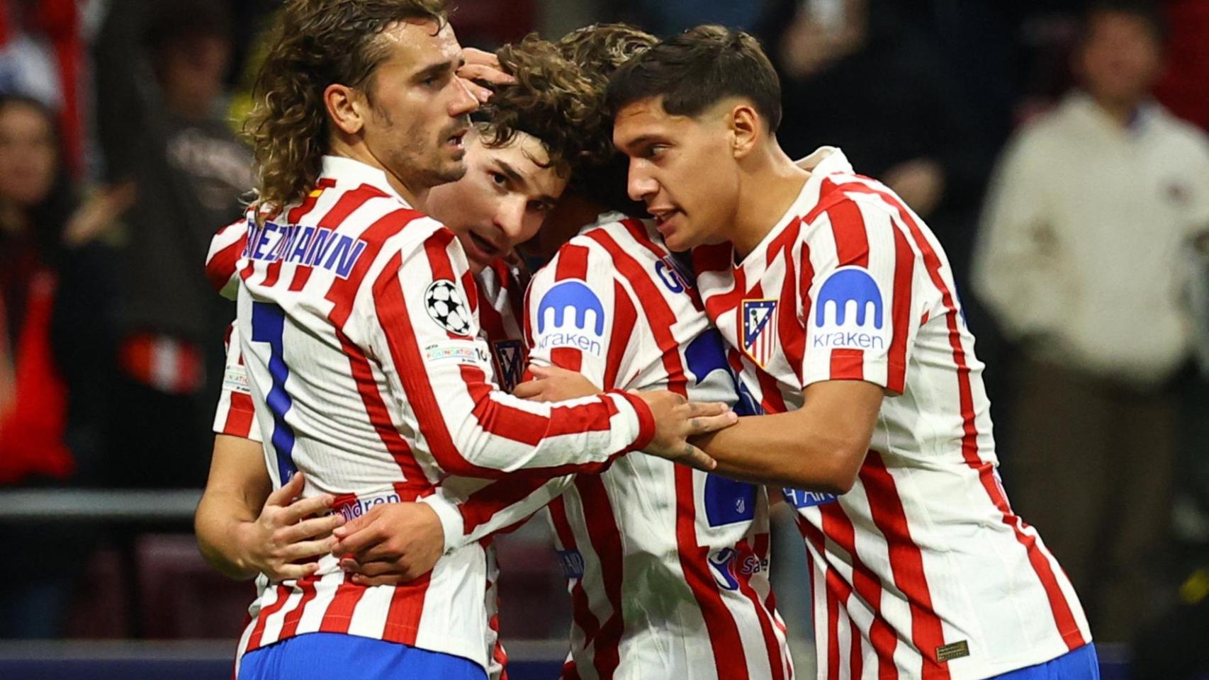 Los jugadores del Atlético celebran el gol de Julián.
