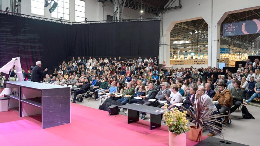 Ferran Adriá ante un auditorio repleto del Forum Gastronomic.