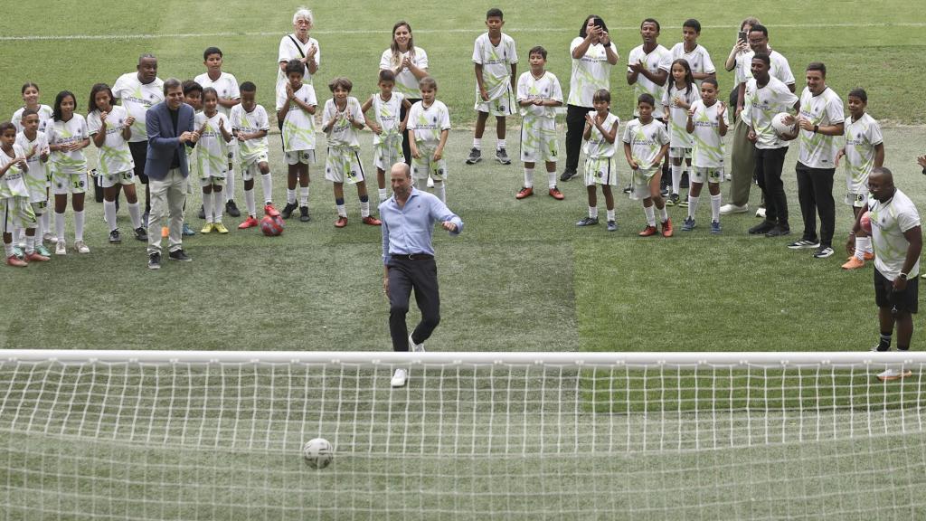 El príncipe Guillermo pateando un penalti en el Maracaná.
