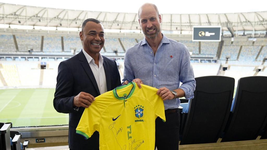 Cafú junto al príncipe Guillermo en el estadio de Maracaná.