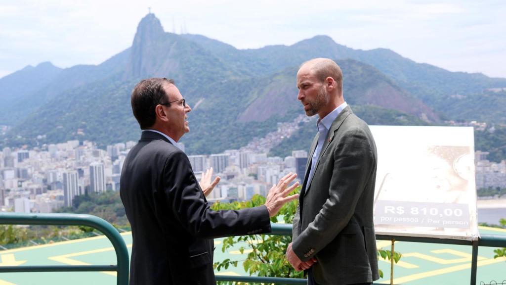 El príncipe Guillermo en el cerro del Pão de Açúcar junto al alcalde de Río.