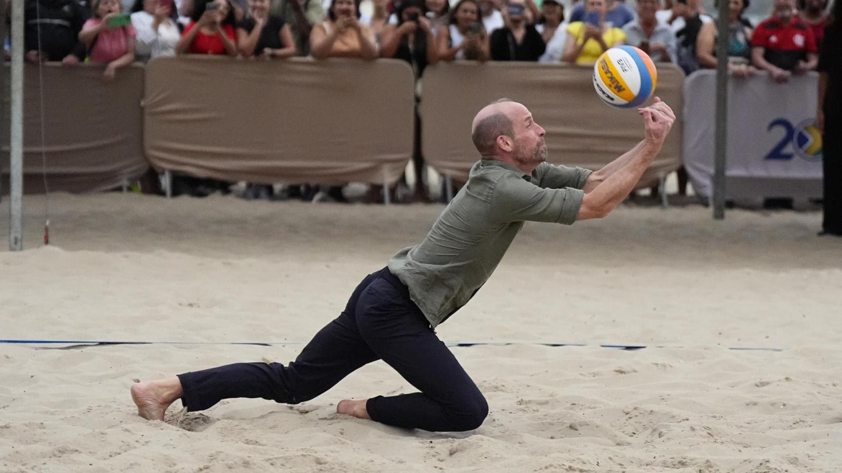El príncipe Guillermo salvando un balón en la playa de Copacabana.